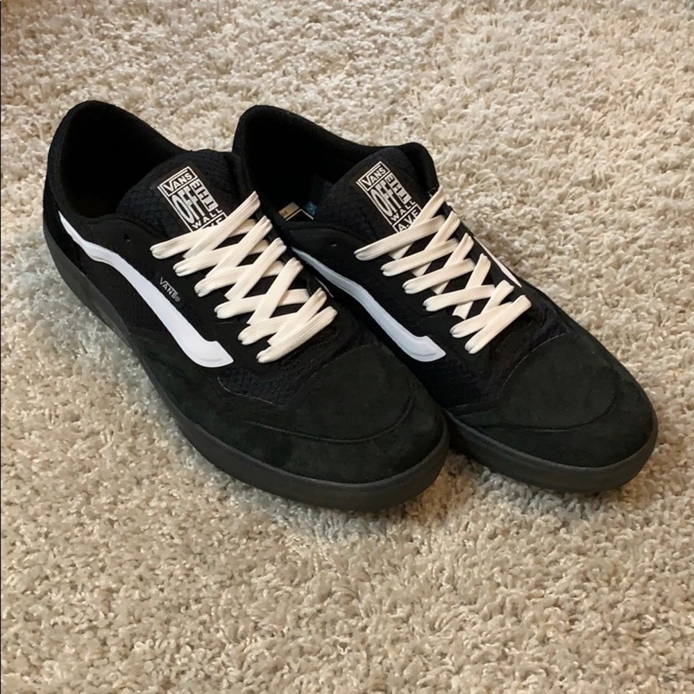 LIKE NEW! Vans Launchday AVE Pro Black White